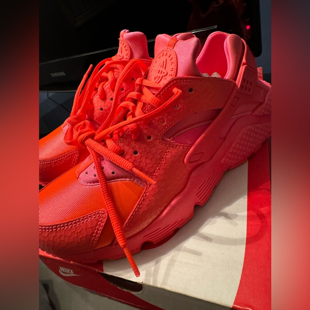 Women’s Nike Air Huarache Run HOT LAVA Size 9 **NEW**